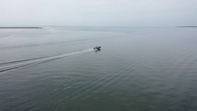 快艇游艇略过海面海洋4K航拍