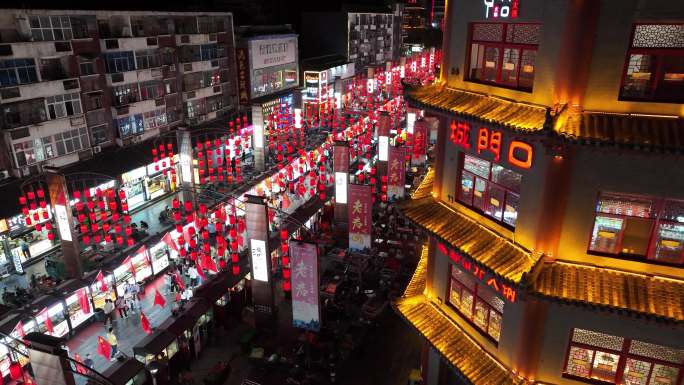 洛阳老城十字街夜市国庆氛围满满红旗飘扬！