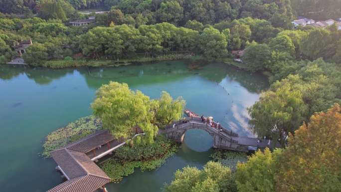 航拍杭州西湖景区浴鹄湾 霁虹桥