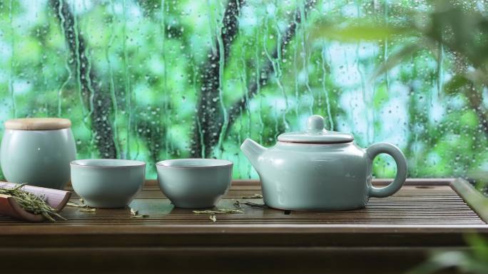 下雨天临窗精美的茶具