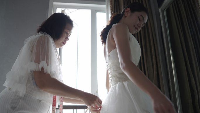 亚洲女裁缝量身定制新娘礼服。
