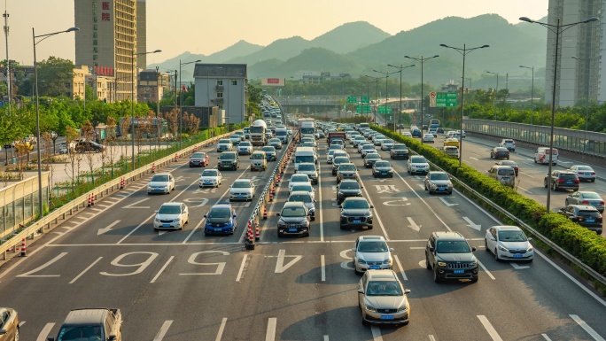 高速路等待红绿灯车流