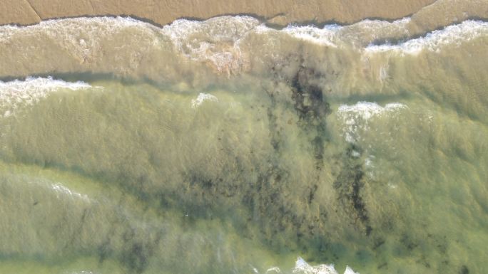 海滩上漂浮的溢油俯瞰图