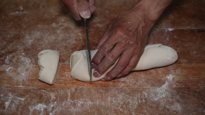 制作中国传统面食-切面团