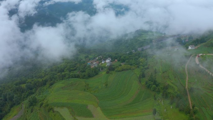 航拍云雾中的山村