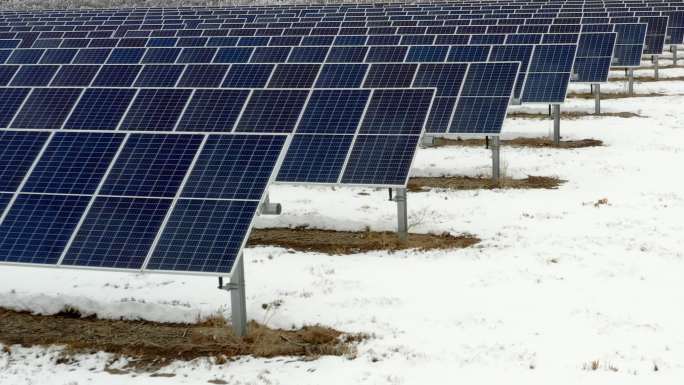 冬季可持续能源太阳能电池板近景