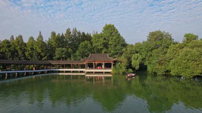 航拍杭州西湖景区浴鹄湾 霁虹桥