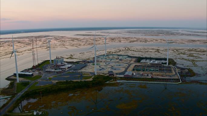 可持续能源用于环境保护。美国新泽西州大西洋城附近的一座污水处理厂，由风力涡轮机和太阳能电池板提供动力