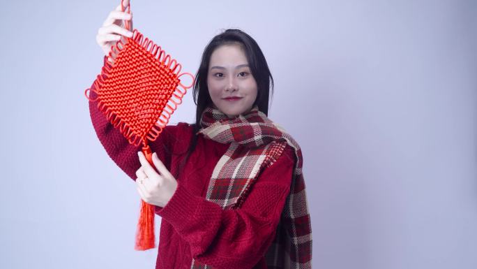 年轻女性穿红色衣服的拿着中国结