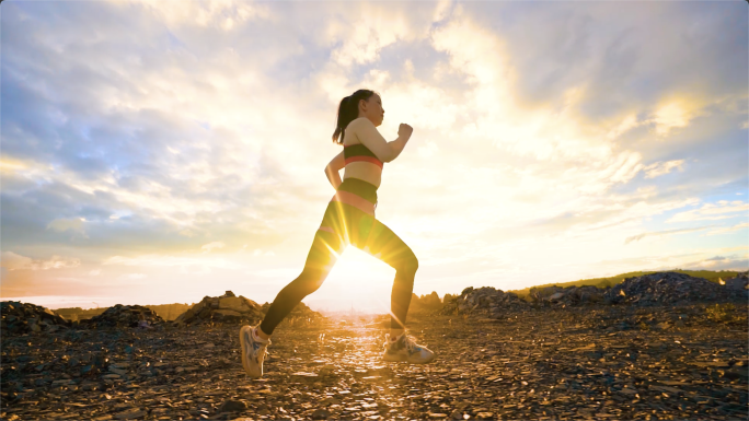 阳光下跑步向往自由生活运动健康登山跑步脚