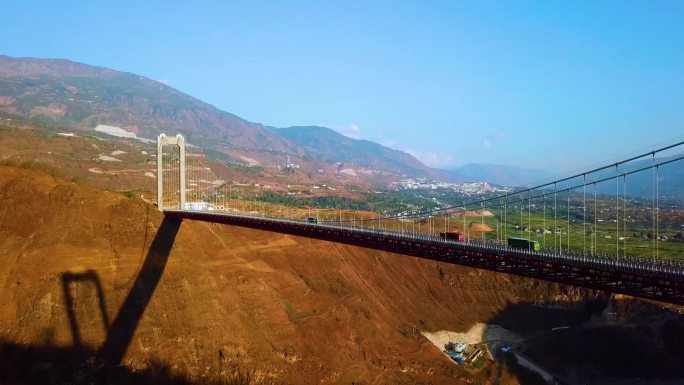 美丽风景 汽车行驶 盘山公路 跨河桥梁