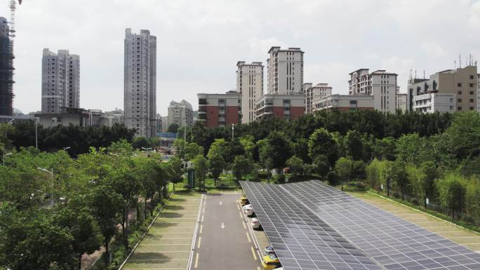 屋顶安装太阳能电池板的社区停车场鸟瞰图