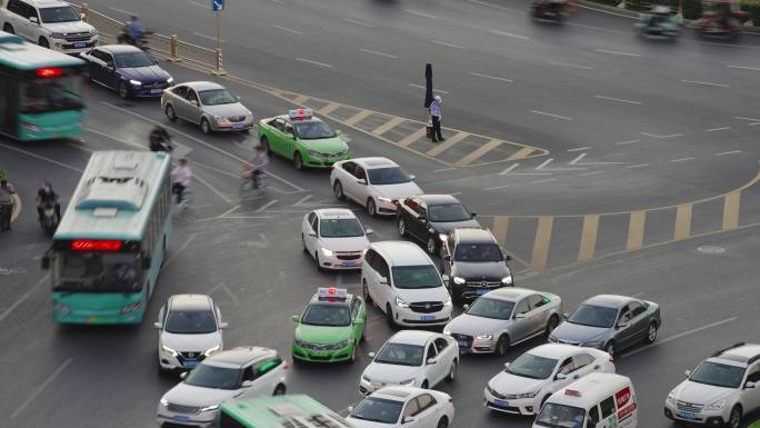 日落时城市交通的时间推移，西安，中国。