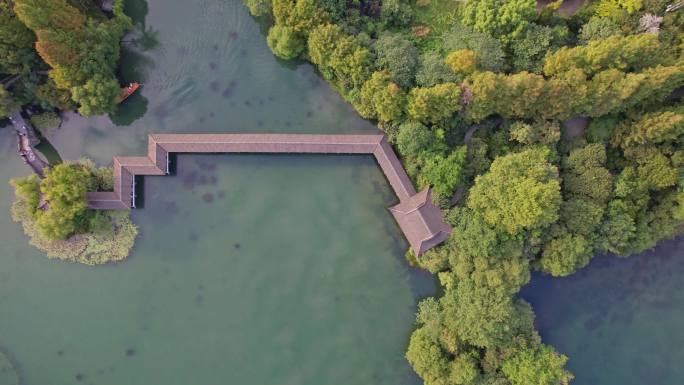 航拍杭州西湖景区浴鹄湾 霁虹桥