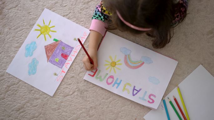 一个可爱的小女孩在家画画的4K视频片段，“呆在家里”概念