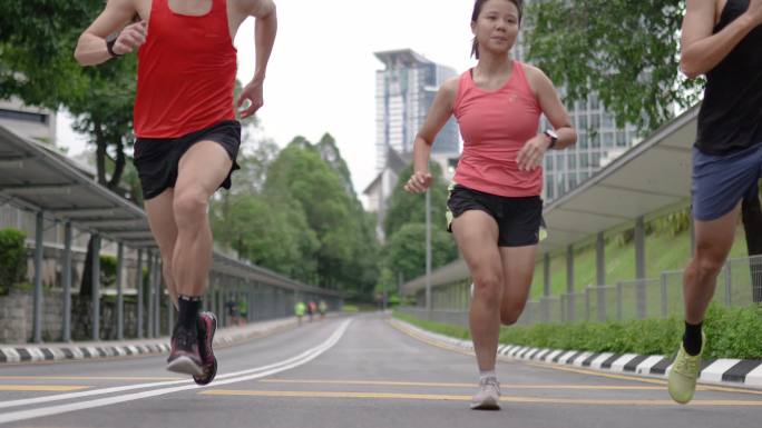 亚裔中国运动员在跑道起跑线上冲刺