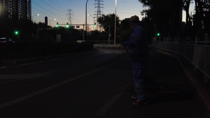 环卫工人凌晨街道打扫卫生城市清洁扫街夜景