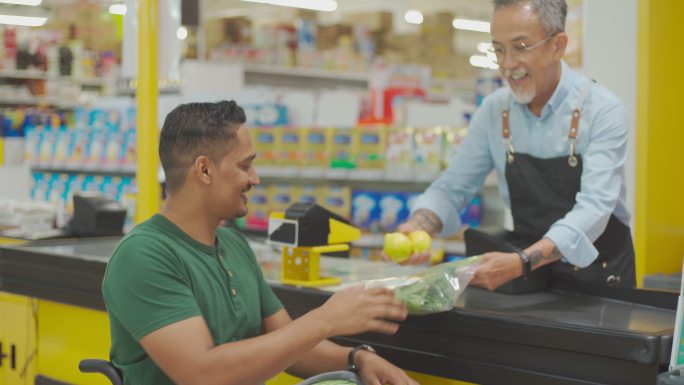 周末，坐轮椅的亚裔印度残疾人在收银超市结账