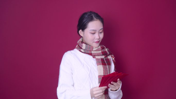 穿着喜庆的年轻女性拿着红包