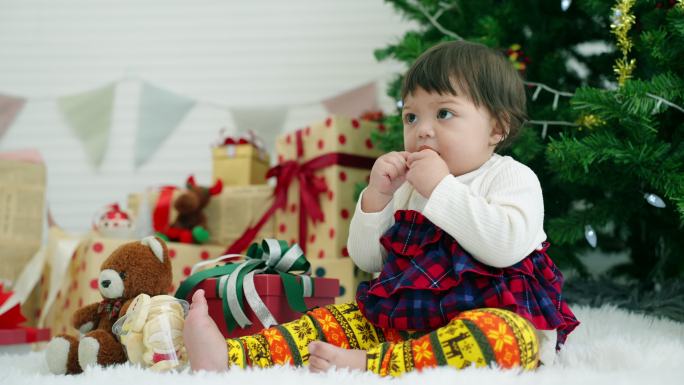 小女孩在家玩玩具，圣诞节概念。