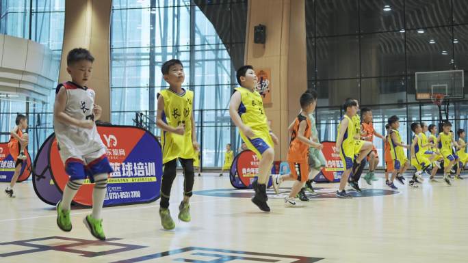 小孩子们在篮球场体能训练-篮球兴趣班