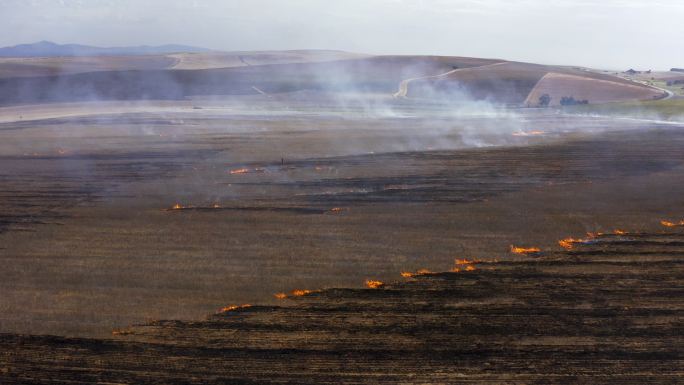 4k视频片段，一场炽热的地狱穿越一片干燥的土地