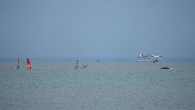 海上帆板驭风航行