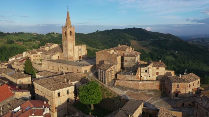 鸟瞰意大利美丽的古城——马尔奇地区
