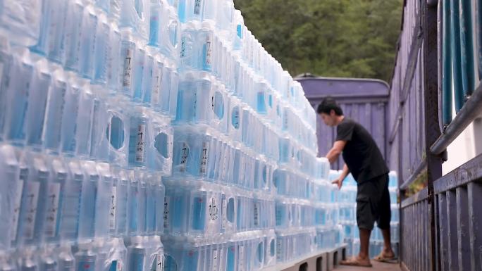 实拍山泉水矿泉水水出货搬运