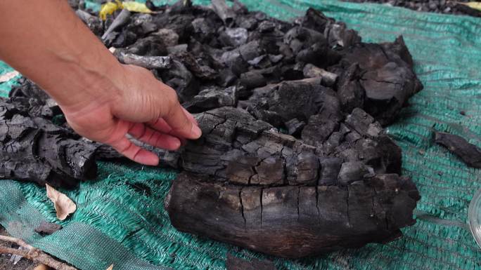 木炭是由木材制成的，用作取暖燃料。