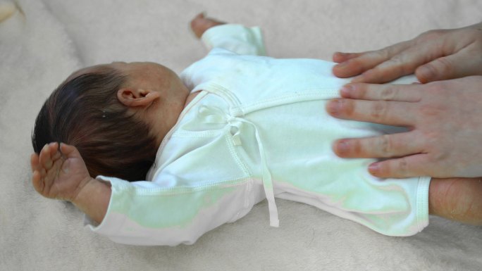 婴儿幼儿宝宝抚摸护理按摩育儿月子中心