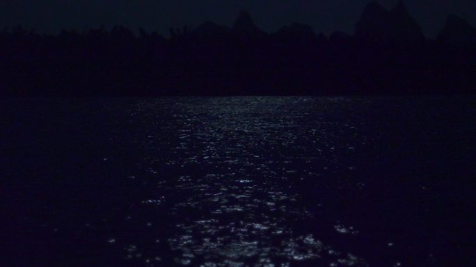 实拍月光下的水面2