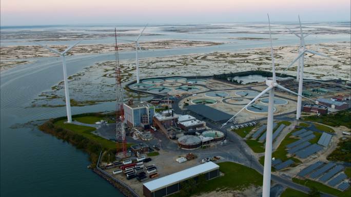 可持续能源用于环境保护。美国新泽西州大西洋城附近的一座污水处理厂，由风力涡轮机和太阳能电池板提供动力
