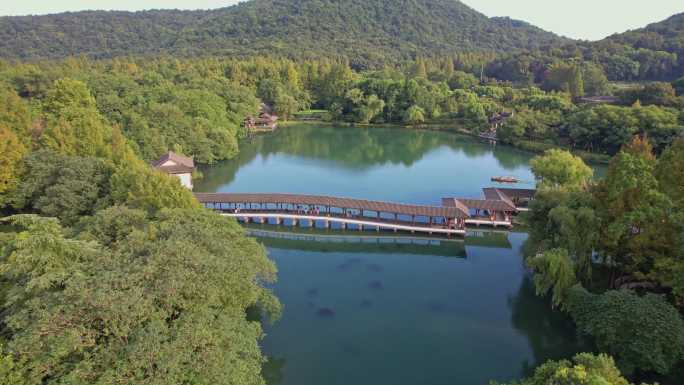 航拍杭州西湖景区浴鹄湾 霁虹桥