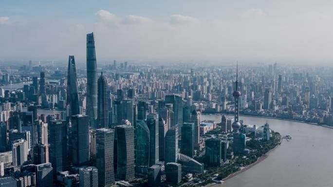 无人机拍摄：晴空下上海天际线4K鸟瞰图