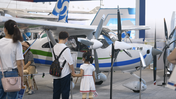 4K通用航空产业博览会观众参观展览空镜