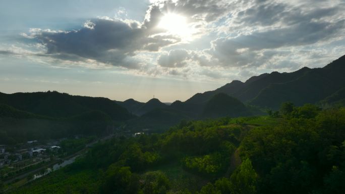 大山里的农村航拍山水隐卢民宿