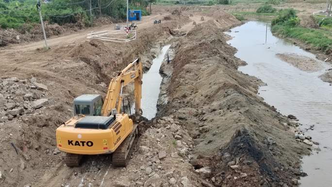 挖掘机疏浚淤泥河道清洁水利工程抗洪机械