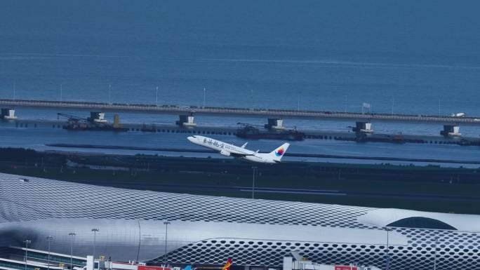 深圳机场起飞的东海航空客机