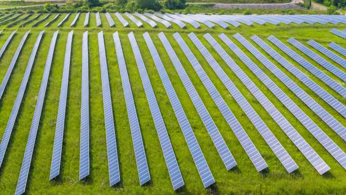 太阳能电站和太阳能电池板的空中拍摄