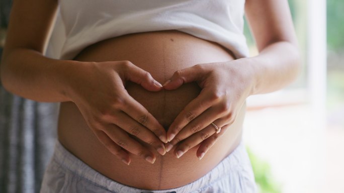 一名孕妇腹部形成心脏形状的4k视频片段