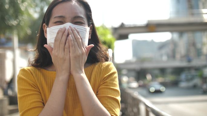 使用面部污染面膜的年轻亚洲女性