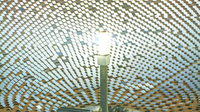 内华达州托诺帕附近Crescent Dunes Solar Energy接收聚焦阳光的空中太阳能塔