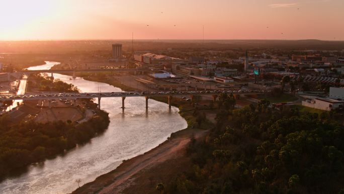 德克萨斯州拉雷多格兰德河和美国边境的前向鸟瞰图