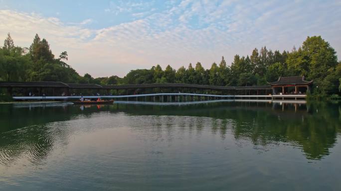 航拍杭州西湖景区浴鹄湾 霁虹桥