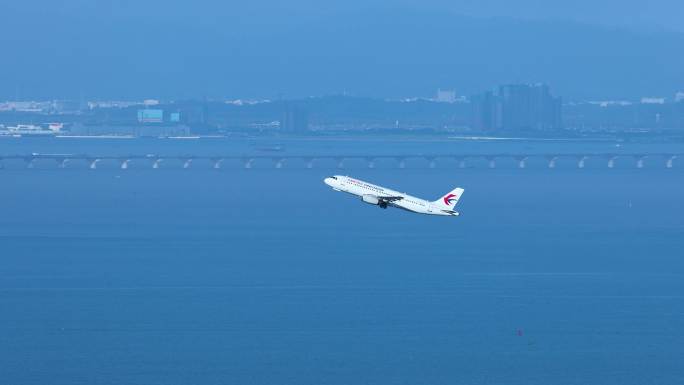 深圳机场起飞的东方航空客机