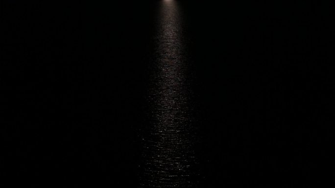 夜晚的月光撒在水面上，波光粼粼