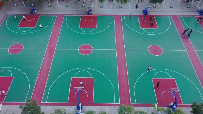 俯拍露天篮球场市民打篮球