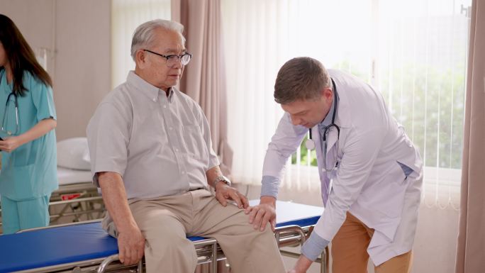 专业男性医生穿着白色实验室工作服，检查和诊断可能影响感觉、关节疼痛的老年患者腿部和膝盖受伤