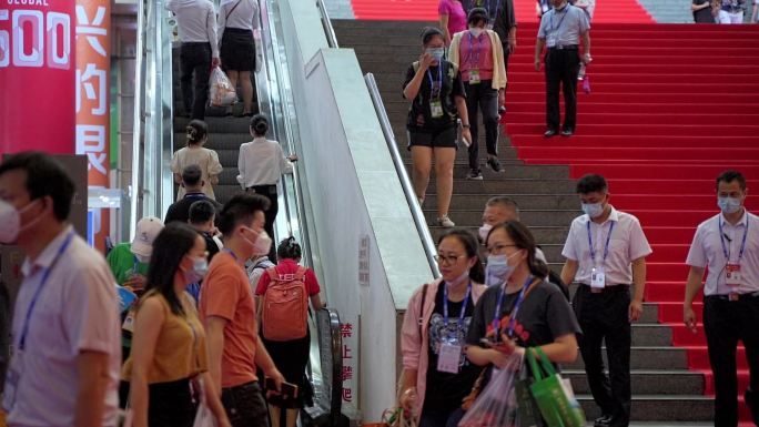 南宁国际会展中心楼梯人流上上落落升格拍摄